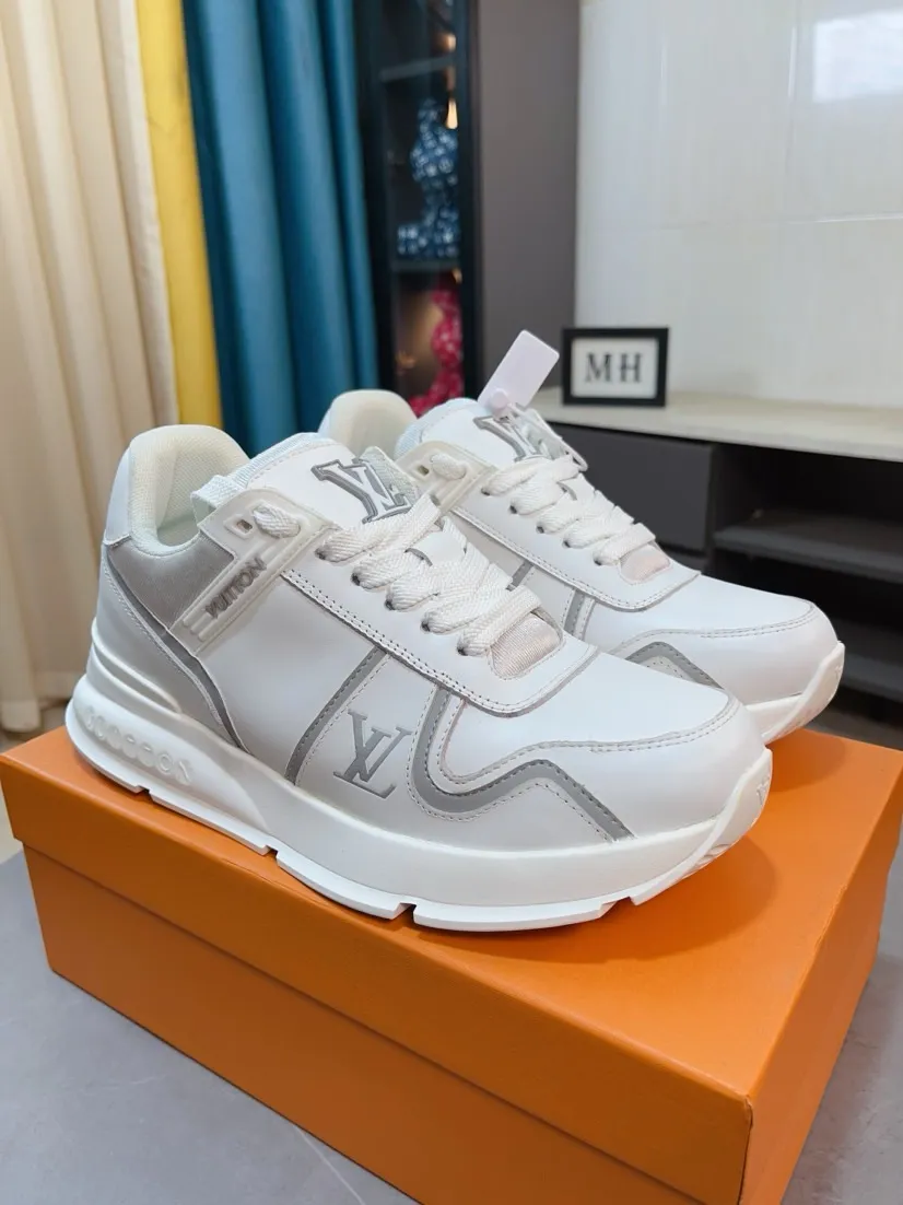 Men's shoes 💰600🌸🌸 LV style is novel and fashionable, the upper is made of imported cowhide + LV special materials! Super trendy design! It’s eye-catching! The leather is soft, delicate, shiny and translucent, showing the ultimate in pure handcraftsmanship, and the mesh is soft, comfortable and breathable! Size: 39-44 (38 45 customized)